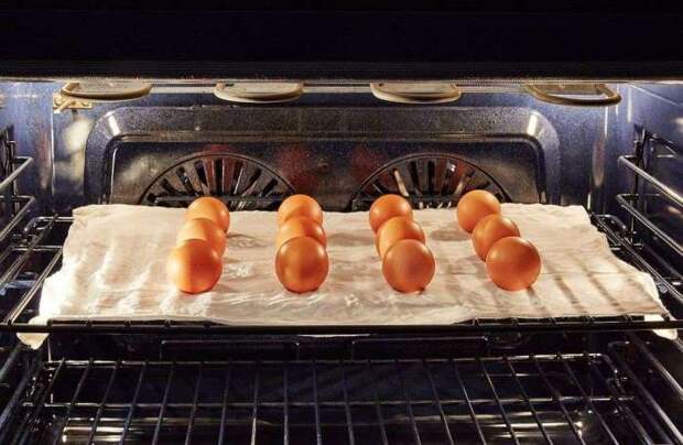 Варим яйца в духовке. \ Фото: cleangotemizlik.com.