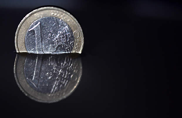 Евро и доллар падают на фоне ожидания антироссийских санкций