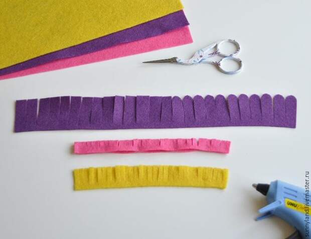 Делаем цветы из фетра для декоративной цифры