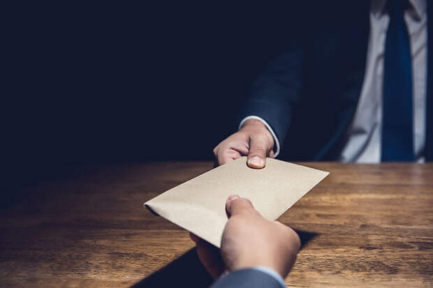 Юрист Кузнецов: даже незначительные сумма или предмет могут признать взяткой