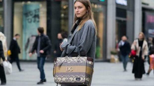 Девушка, сумка / Изображение сгенерировано GigaChat от Сбера / amic.ru