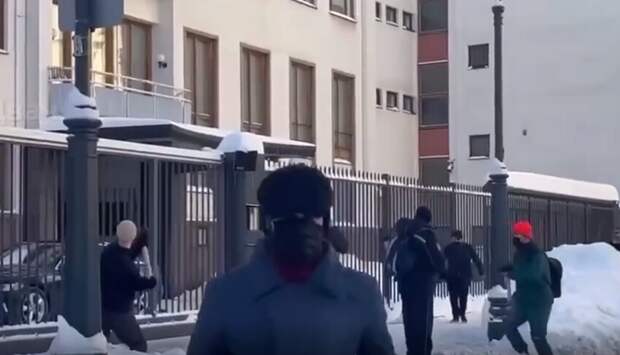 Финское посольство в Москве закидали кувалдами