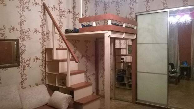 Отличное решение для маленькой квартиры - антресольная кровать. / Фото: spb.masterdel.ru