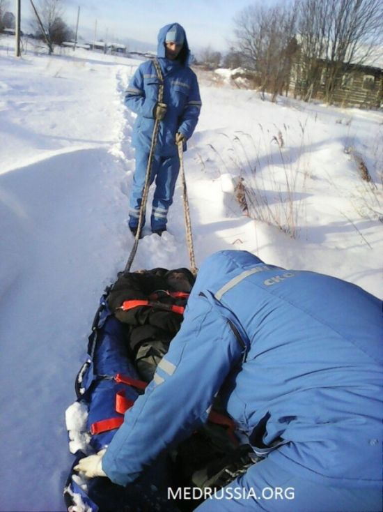 В Республике Коми врачам пришлось тащить пациента в больницу по снегу (3 фото)