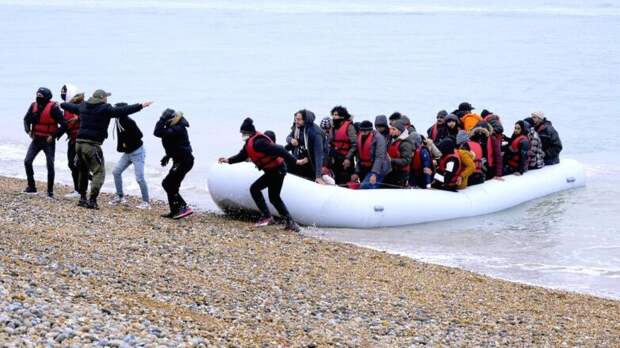 С января 10.000 человек прибыли в Великобританию на надувных лодках