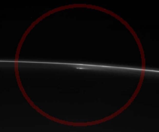 Автоматическая межпланетная станция Кассини (ESA) зафиксировала в кольцах Сатурна неопознанный объект.