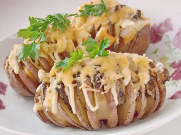 Картошка-гармошка. Печеный картофель с салом под сырной корочкой