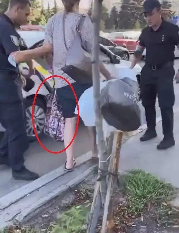 В Киеве многодетная горе-мать несла новорожденного в сумке по жаре и пела колыбельную