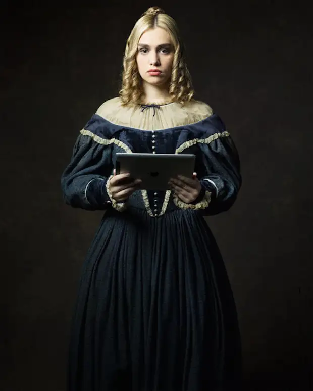 Что, если бы в моду вошел 19 век: как смотрятся старинные наряды в сочетании с современными гаджетами