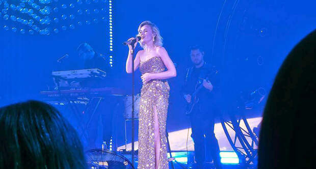 Певица Полина Гагарина в золотом платье с разрезом вышла на сцену