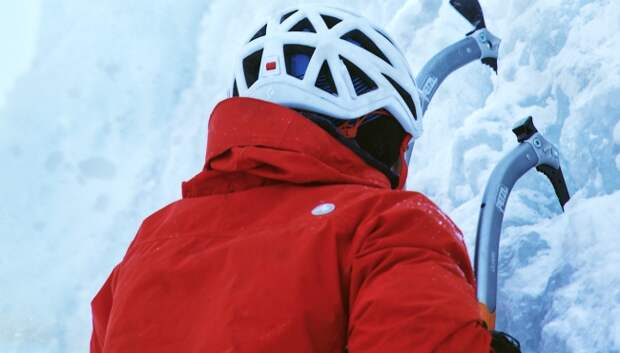 Ice Climber Films Himself Battling Avalanche 400 Feet Above Ground