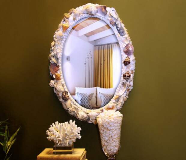 Зеркало, декорированное ракушками и мелкой галькой в морском стиле. 
