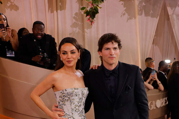 Актриса Мила Кунис в корсетном платье снялась с Эштоном Кутчером на премии