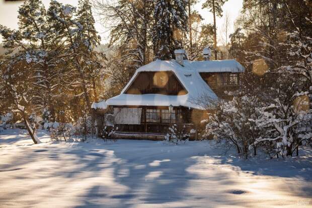 Фотограф Илья Гарбузов запечатлел зимний закат в усадьбе Поленово