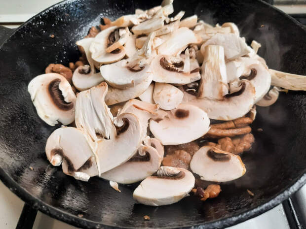Обжариваем мясо и грибы 