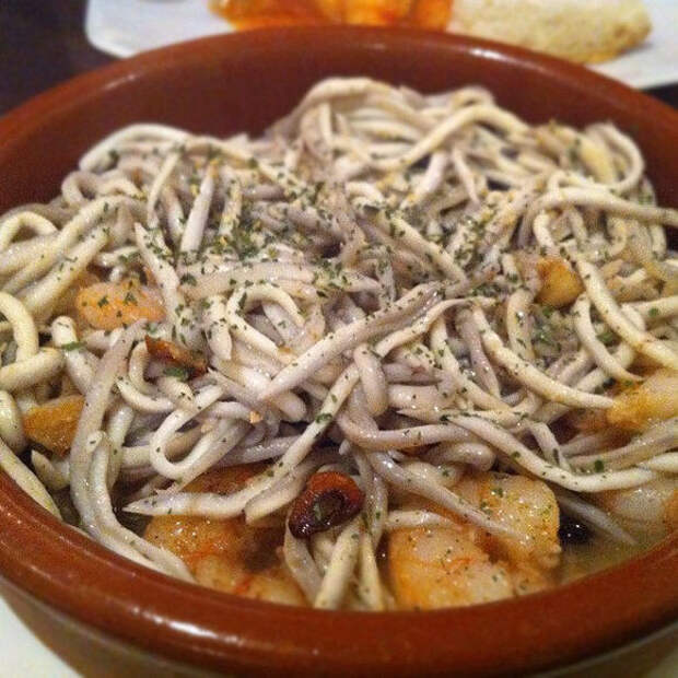 Angulas with garlic and shrimp.