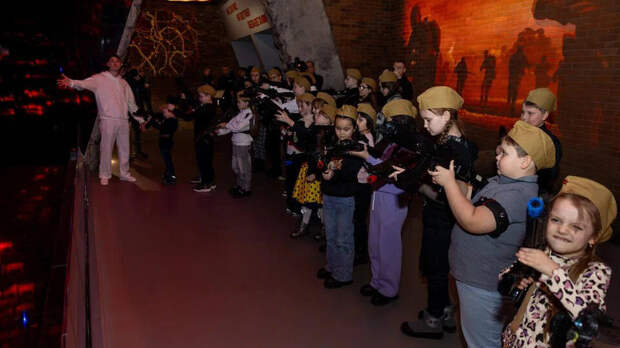 Около 10 тысяч детей приняли участие в новогодней программе "Елка Победы"