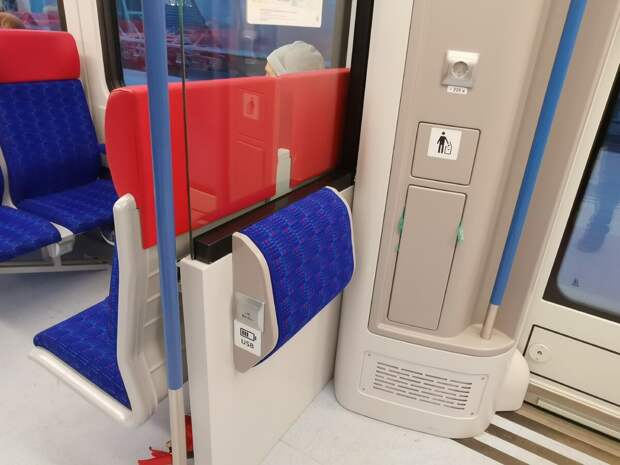 У входных дверей помимо USB порта ещё и обычная розетка на 220 V. В отличие от метро и электрички, есть куда выбросить мусор.