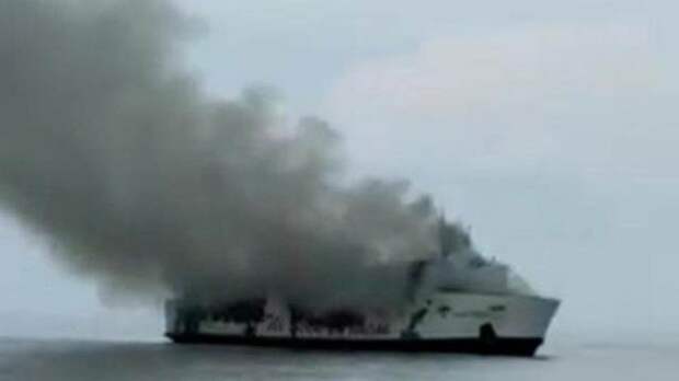 В пожаре на пароходе в Индонезии погибли 4 человека, 54 пропали