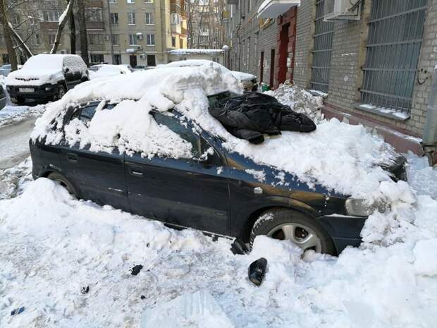 Точное попадание! Коммунальщики сбивают сосульки с крыш домов авто, автомобили, видео, зима, коммунальщики, крыша, парковка, сосулька