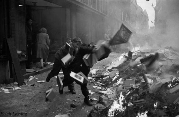 Венгрские дети жгут советскую литературу и пропагандистские материалы на улице Ваци в Будапеште. Венгерское восстание, 1956 год Историческая фотография, редкие фотографии, ретро фото, фото