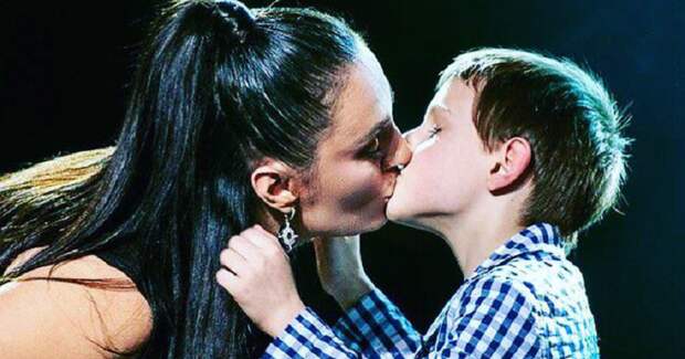 Елена Ваенга с сыном на сцене