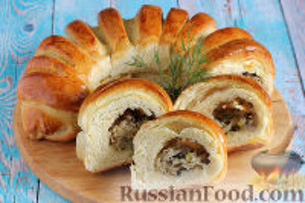 Фото к рецепту: Калач "Подкова" с капустой и грибами