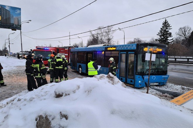 12 человек пострадали в ДТП с автобусом и легковым автомобилем в Москве