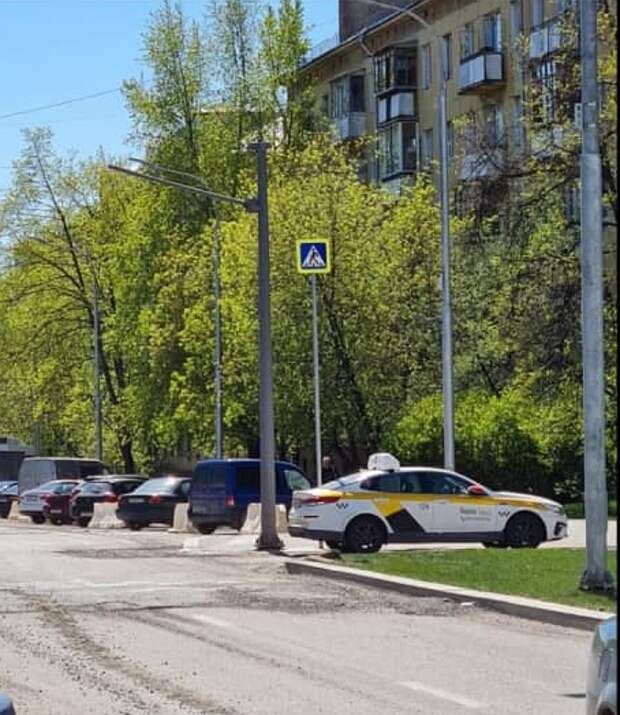 На улице Демьяна Бедного обновили дорожные знаки