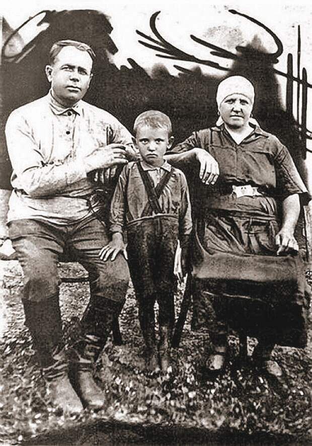 Архивное фото: юный Миша Горбачев с дедом Пантелеем Гопкало и бабушкой Василисой Лукьяновной. Фото: Wikimedia Commons