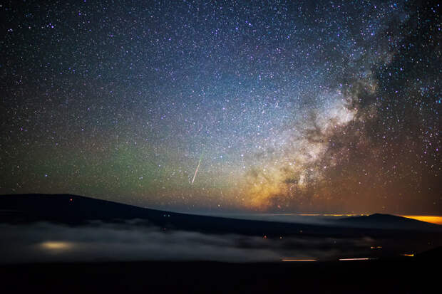 Метеорит и вулкан Мауна-Лоа гавайи, млечный путь, небо