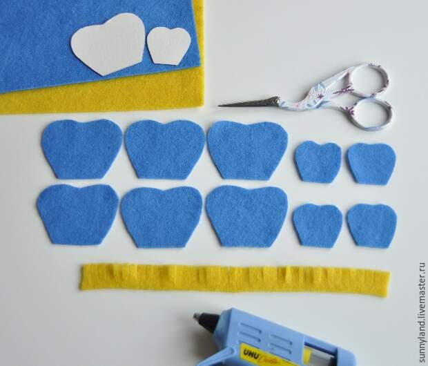 Делаем цветы из фетра для декоративной цифры