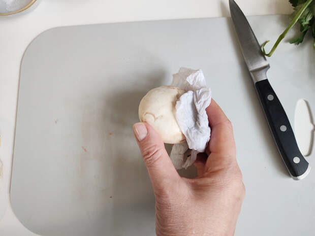 Я обычно протираю влажным бумажным полотенцем.