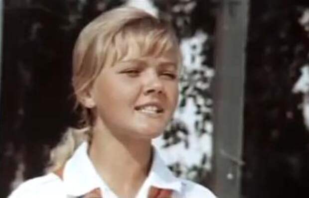 Марина Дюжева (тогда – еще Кукушкина) в фильме *Засекреченный город*, 1974 | Фото: kino-teatr.ru Марина Дюжева (тогда – еще Кукушкина) в фильме *Засекреченный город*, 1974 | Фото: kino-teatr.ru