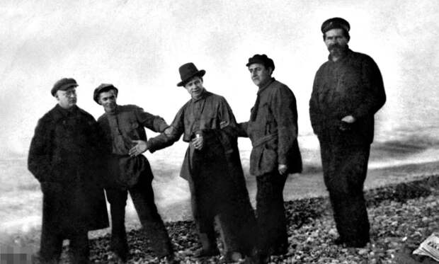 Есенин в Баку (в середине). Говорят, что на этом фото он в нетрезвом виде