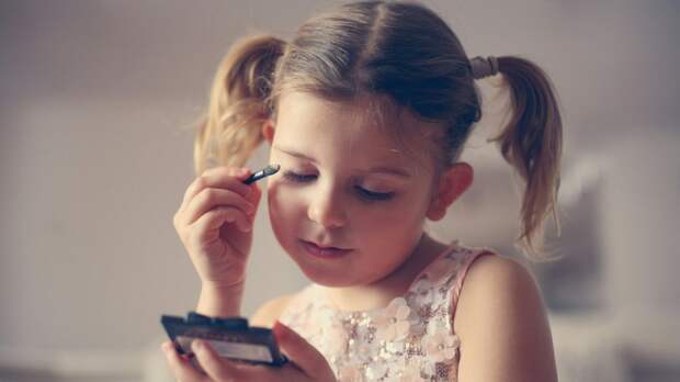 9-летние бьюти-блогеры: как тренды из соцсетей влияют на психику детей. Объясняет психолог