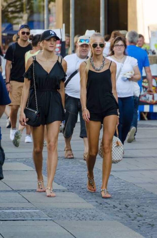 Красивые девушки гуляют по городским улицам