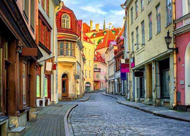 Улочки старого Таллинна сегодня пусты - туристов нет, все кафе и магазины закрыты