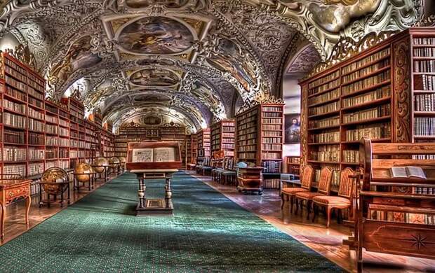 Старинная библиотека.