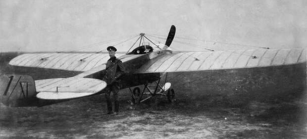 Pyotr_Nesterov_and_the_Nieuport_IV.G_he_looped.jpg