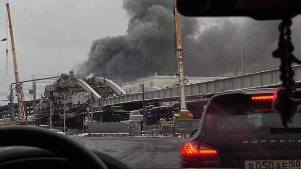 МЧС: в горящем складе в Москве произошло обрушение перекрытий между этажами