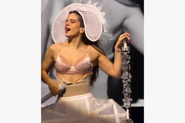 Популярная испанская певица выступила на сцене в нижнем белье российского бренда