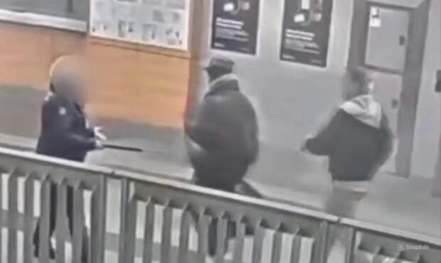 Мужчина ударил работницу службы безопасности метро в Москве