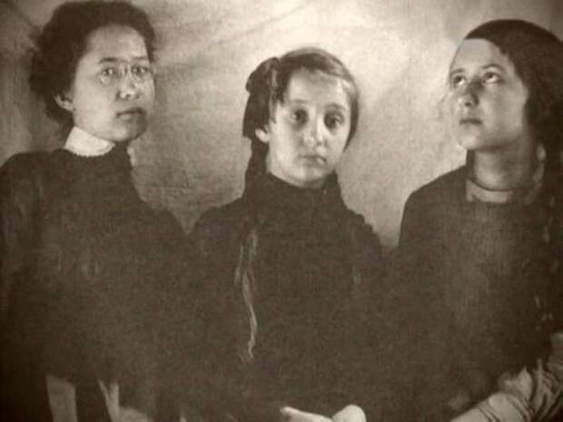 Сёстры Суок, слева направо: Лидия, Серафима, Ольга. / Фото: www.factor-e.ru