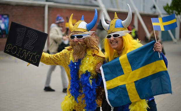 Российские болельщики перед финалом международного конкурса "Евровидение-2016" на улице Стокгольма