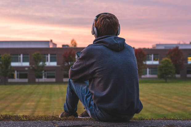 Врач Вылегжанина: до 30% случаев жалоб на снижение слуха приходится на подростков