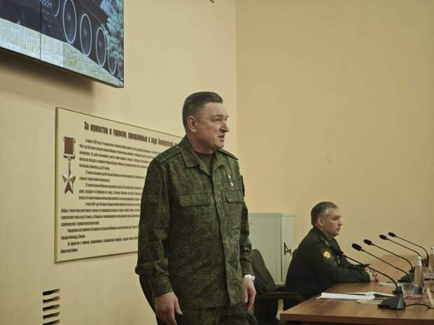 Герой России Александр Лапин пообщался с курсантам Казанского танкового училища