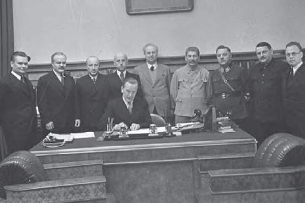 Подписание министром иностранных дел Литвы советско-литовского договора о передаче Литовской республике г.Вильно и Виленской области.