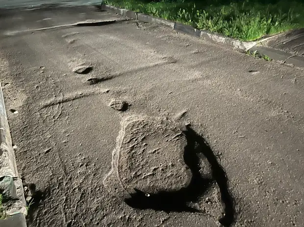 Жильцы домов по улице Республиканская жалуются на большие ямы