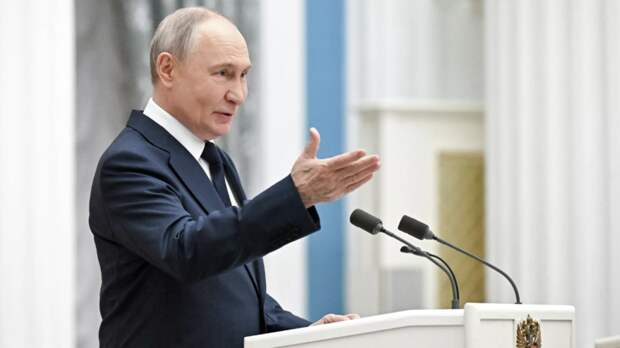 Путин поручил поднимать флаг России на всех официальных спортивных соревнованиях